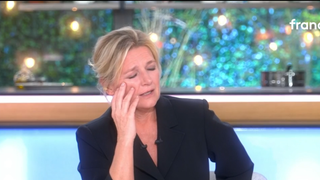 "Mais c'est pas possible..." : Anne-Elisabeth Lemoine fait encore des siennes, Vanessa Paradis au cœur de sa nouvelle maladresse