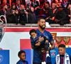 Presnel Kimpembe et ses fils Kayis et Kahil - Le vibrant hommage du Parc des Princes pour Kimpembe, en larmes après son départ du PSG à la fin match de football de Ligue 1 McDonald's opposant le Paris Saint-Germain (PSG) (2-0) au RC Lens à Parisle 14 septembre 2025. Le défenseur français Presnel Kimpembe, qui a quitté son club formateur pour rejoindre le Qatar SC, a reçu un hommage de la part des supporters parisiens. © Christian Liewig/Bestimage