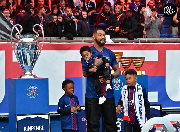 Presnel Kimpembe et ses fils Kayis et Kahil - Le vibrant hommage du Parc des Princes pour Kimpembe, en larmes après son départ du PSG à la fin match de football de Ligue 1 McDonald's opposant le Paris Saint-Germain (PSG) (2-0) au RC Lens à Parisle 14 septembre 2025. Le défenseur français Presnel Kimpembe, qui a quitté son club formateur pour rejoindre le Qatar SC, a reçu un hommage de la part des supporters parisiens. © Christian Liewig/Bestimage