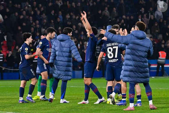 Michel Denisot et le PSG ont rendu hommage à cette légende, tandis que les supporters ont exprimé leur tristesse sur les réseaux sociaux.

Les joueurs du PSG célèbrent la victoire de leur équipe après le match de Ligue 1 entre le Paris Saint Germain et l'Olympique de Marseille au Parc des Princes le 08 février 2026 à Paris, France.  Federico Pestelini / PsnewZ / Bestimage