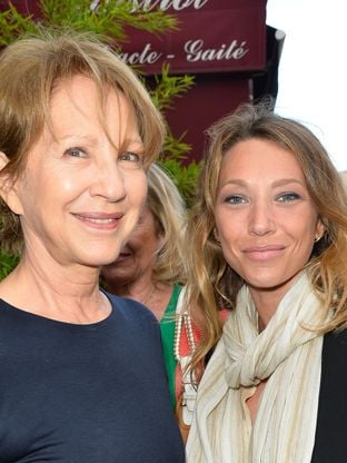 Laura Smet a mis "sa vie entre parenthèses" pour sa maman Nathalie Baye