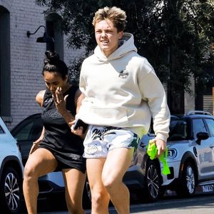 Les jumeaux atteignant leurs 18 ans en juillet prochain, la mise en vente de la propriété coïncide donc avec son désir d'évasion.

EXCLUSIF Los Angeles, CA Le fils de Brad Pitt et Angelina Jolie, Knox Leon Jolie-Pitt, a été aperçu en train de diriger son cours de Muay Thai lors d'une séance d'entraînement intense dans les rues de Los Angeles.



Sur la photo : Knox Leon Jolie -Pitt