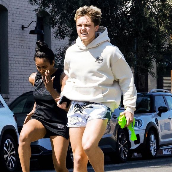 Les jumeaux atteignant leurs 18 ans en juillet prochain, la mise en vente de la propriété coïncide donc avec son désir d'évasion.

EXCLUSIF Los Angeles, CA Le fils de Brad Pitt et Angelina Jolie, Knox Leon Jolie-Pitt, a été aperçu en train de diriger son cours de Muay Thai lors d'une séance d'entraînement intense dans les rues de Los Angeles.



Sur la photo : Knox Leon Jolie -Pitt