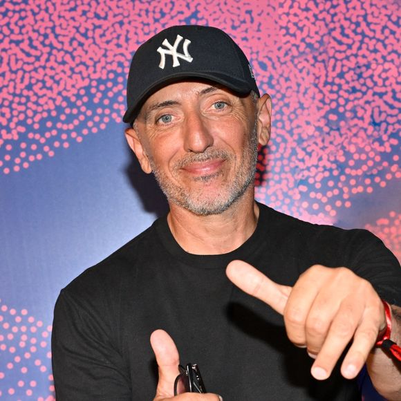 Gad Elmaleh est devenu grand-père à l'âge de 52 ans.

Gad Elmaleh a remis le Trophée Ferret en compagnie de Christian Estrosi. © Bruno Bebert / Bestimage