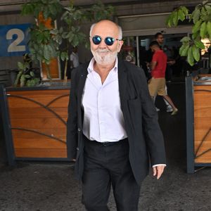 Gérard Jugnot arrive à l'aéroport de Nice avant le 75e Festival de Cannes à Nice, France, le 17 mai 2022. Photo by Julien Reynaud/APS-Medias/ABACAPRESSS.COM