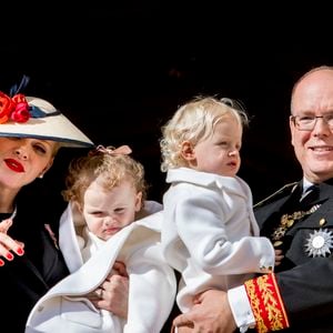 Au gré de leurs sorties publiques, les deux enfants ont grandi devant le monde entier...


Le Prince Albert II de Monaco, la Princesse Charlène et leurs jumeaux la Princesse Gabriella et le Prince Jacques apparaissent au balcon du Palais Grimaldi dans le cadre des célébrations de la Fête Nationale de Monaco également connue sous le nom de Fête du Prince Souverain, à Monaco le 19 novembre 2016. Photo Robin Utrecht/ABACARESS.COM