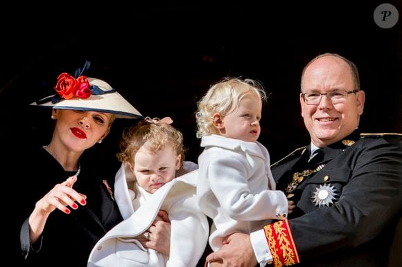 Au gré de leurs sorties publiques, les deux enfants ont grandi devant le monde entier...


Le Prince Albert II de Monaco, la Princesse Charlène et leurs jumeaux la Princesse Gabriella et le Prince Jacques apparaissent au balcon du Palais Grimaldi dans le cadre des célébrations de la Fête Nationale de Monaco également connue sous le nom de Fête du Prince Souverain, à Monaco le 19 novembre 2016. Photo Robin Utrecht/ABACARESS.COM