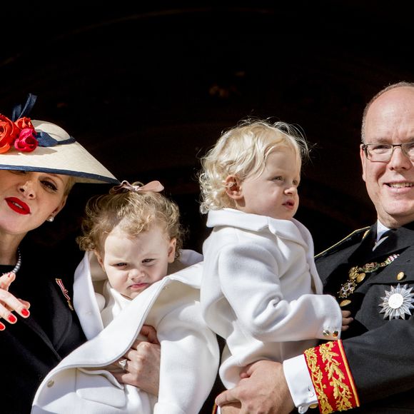Au gré de leurs sorties publiques, les deux enfants ont grandi devant le monde entier...


Le Prince Albert II de Monaco, la Princesse Charlène et leurs jumeaux la Princesse Gabriella et le Prince Jacques apparaissent au balcon du Palais Grimaldi dans le cadre des célébrations de la Fête Nationale de Monaco également connue sous le nom de Fête du Prince Souverain, à Monaco le 19 novembre 2016. Photo Robin Utrecht/ABACARESS.COM