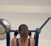 Son premier secret ? Les tractions assistées à la machine, un exercice incontournable pour renforcer le dos et les bras tout en gagnant en force.