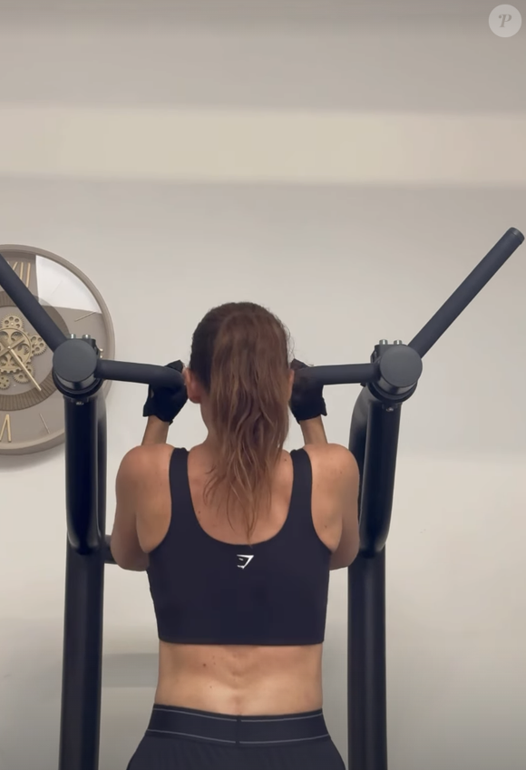 Son premier secret ? Les tractions assistées à la machine, un exercice incontournable pour renforcer le dos et les bras tout en gagnant en force.