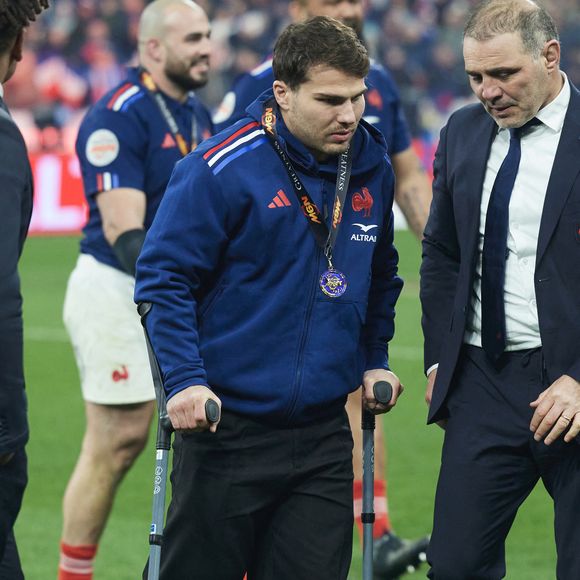 Antoine Dupont entouré de stars pour le match du XV de France

Antoine Dupont avec ses béquilles - La France domine l'Ecosse et remporte le Tournoi des 6 Nations au Stade de France à Saint-Denis, Seine Saint-Denis, France. © Cyril Moreau/Bestimage