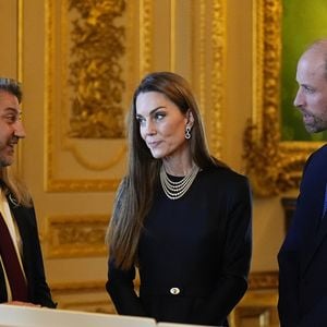 Le prince et la princesse de Galles (Le prince William, prince de Galles et Catherine "Kate" Middleton, princesse de Galles) regardent des pièces de la collection royale dans le salon vert du château de Windsor, Berkshire, au premier jour de la visite d'État au Royaume-Uni du président de la République fédérale d'Allemagne. © PA Photo/ Bestimage