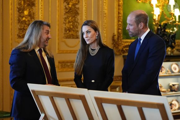 Le prince et la princesse de Galles (Le prince William, prince de Galles et Catherine "Kate" Middleton, princesse de Galles) regardent des pièces de la collection royale dans le salon vert du château de Windsor, Berkshire, au premier jour de la visite d'État au Royaume-Uni du président de la République fédérale d'Allemagne. © PA Photo/ Bestimage