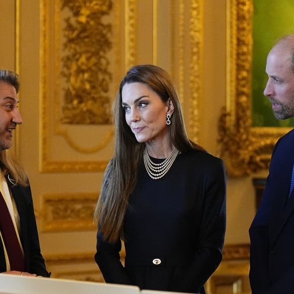 Le prince et la princesse de Galles (Le prince William, prince de Galles et Catherine "Kate" Middleton, princesse de Galles) regardent des pièces de la collection royale dans le salon vert du château de Windsor, Berkshire, au premier jour de la visite d'État au Royaume-Uni du président de la République fédérale d'Allemagne. © PA Photo/ Bestimage