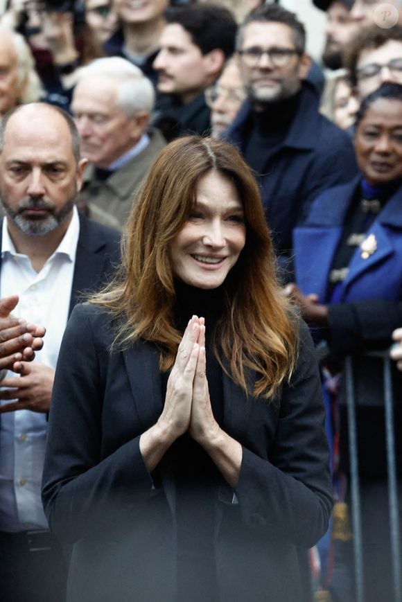 Carla Bruni - La famille et les soutiens de Nicolas Sarkozy se sont réunis devant son domicile le jour de son incarcération à la prison de la Santé à Paris le 21 octobre 2025.

© Moreau / Jacovides / Bestimage