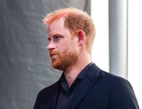 Le prince Harry, duc de Sussex, est toujours aussi charmant lorsqu'il monte sur la scène du One805 Live Concert dans la propriété de la star Costner au bord de l'océan de Santa Barbara à Summerland, en Californie, où Harry s'apprête à remettre le prix ''Heart of the Community'' (cœur de la communauté). © Amy Katz/ZUMA Press Wire/ABACAPRESS.COM