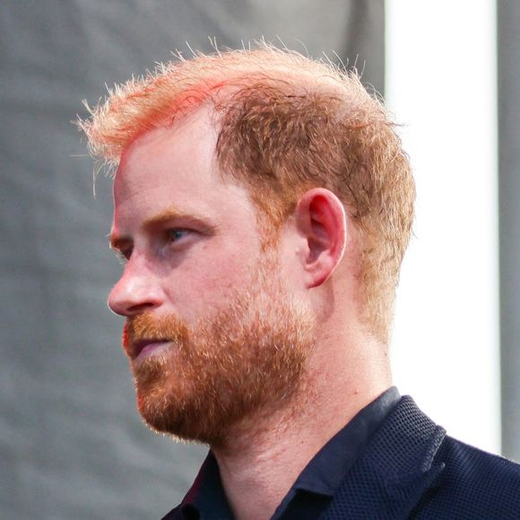 Le prince Harry, duc de Sussex, est toujours aussi charmant lorsqu'il monte sur la scène du One805 Live Concert dans la propriété de la star Costner au bord de l'océan de Santa Barbara à Summerland, en Californie, où Harry s'apprête à remettre le prix ''Heart of the Community'' (cœur de la communauté). © Amy Katz/ZUMA Press Wire/ABACAPRESS.COM
