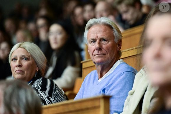 De toutes jeunes fans prennent des selfies avec Bjorn Borg lors du match de Coupe Davis Suède - Australie à Stockholm, où il soutient son fils, L.Borg, le 31 janvier 2025.