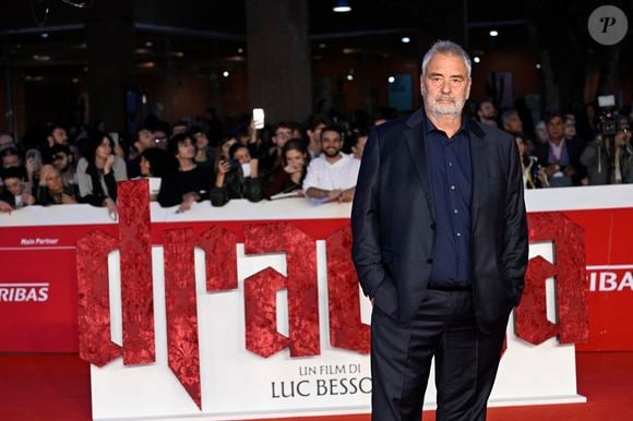 Présent avec le casting du film "Dracula", sorti l'été dernier, le réalisateur a notamment pu croiser Matilda De Angelis, Caleb Landry Jones, Zoe Bleu, Christoph Waltz et Raphael Luce.

Luc Besson à la première du film "Dracula" de L.Besson lors de la 20ème édition du festival du film de Rome le 24 octobre 2025. SGP / BESTIMAGE