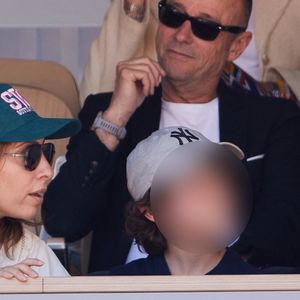 Léa Salamé en tribunes avec son fils Gabriel, né en 2017, ainsi que de son beau-fils de 11 ans, Alexandre en tribunes lors des Internationaux de France de tennis de Roland Garros 2023 à Paris, France, le 3 juin 2023. © Cyril Moreau/Bestimage