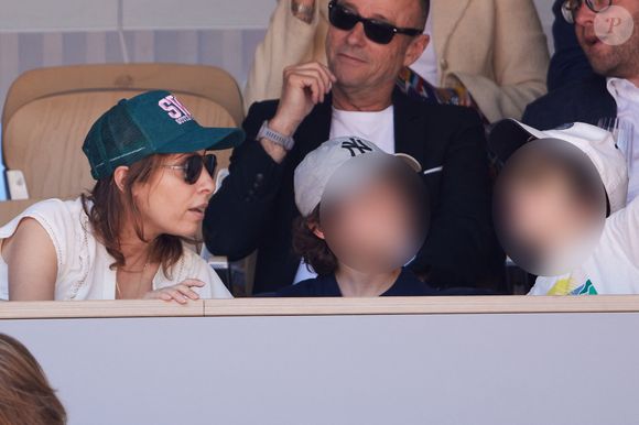 Léa Salamé en tribunes avec son fils Gabriel, né en 2017, ainsi que de son beau-fils de 11 ans, Alexandre en tribunes lors des Internationaux de France de tennis de Roland Garros 2023 à Paris, France, le 3 juin 2023. © Cyril Moreau/Bestimage