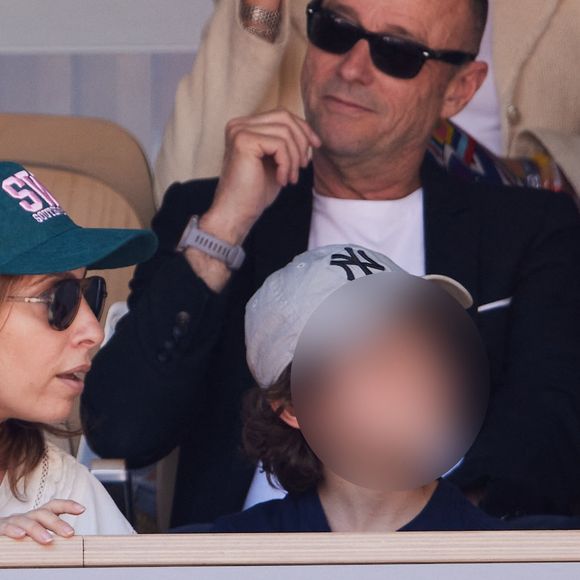 Léa Salamé en tribunes avec son fils Gabriel, né en 2017, ainsi que de son beau-fils de 11 ans, Alexandre en tribunes lors des Internationaux de France de tennis de Roland Garros 2023 à Paris, France, le 3 juin 2023. © Cyril Moreau/Bestimage