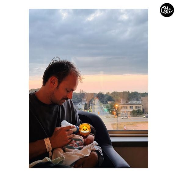 Le journaliste a partagé de tendres photos de leur nouveau-né sur Instagram.

Adrien Rohard (Télématin) devenu papa !