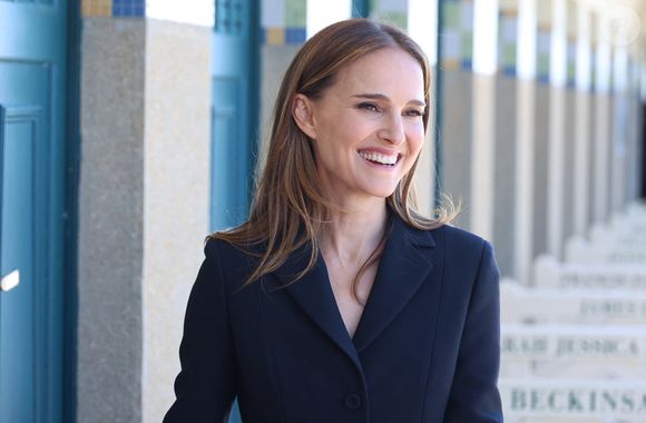 Natalie Portman - Inauguration de la cabine de Natalie Portman sur les planches à l'occasion de la 50ème édition du Festival du Cinéma américain à Deauville. Le 14 septembre 2024
© Denis Guignebourg / Bestimage