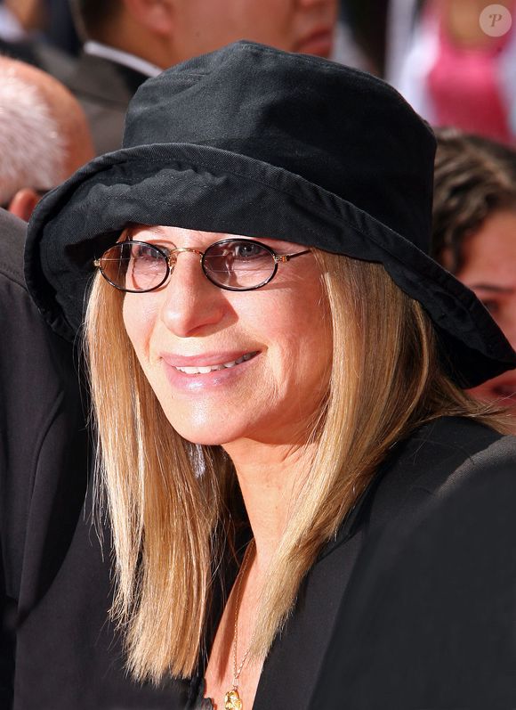 La faute à l'une de ses anciennes performances données à New-York en 1967... Face à son public, Barbra Streisand a malencontreusement oublié les paroles de "When the Sun Comes Out" : "Cela lui a laissé une cicatrice permanente".

Barbra Streisand - Première du film "Standing Ovation à l'Universal Citywalk à Universal City - 2010.  (FAME PICTURES / BESTIMAGE).