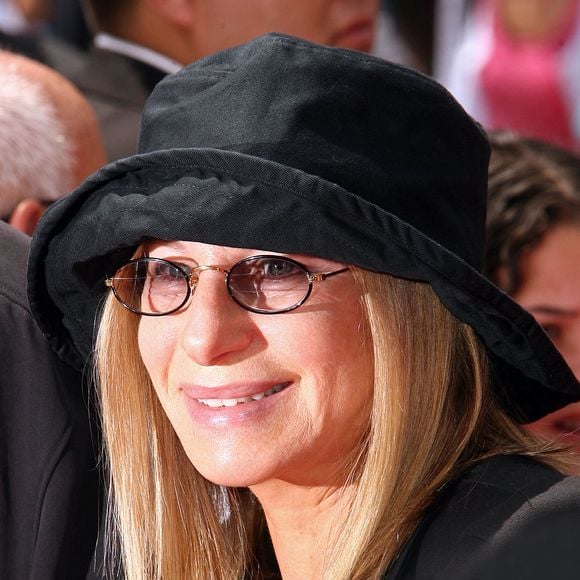 La faute à l'une de ses anciennes performances données à New-York en 1967... Face à son public, Barbra Streisand a malencontreusement oublié les paroles de "When the Sun Comes Out" : "Cela lui a laissé une cicatrice permanente".

Barbra Streisand - Première du film "Standing Ovation à l'Universal Citywalk à Universal City - 2010.  (FAME PICTURES / BESTIMAGE).