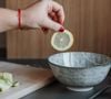Entretenir sa maison efficacement demande parfois d'abandonner les détergents trop chimiques.

Comment retirer des traces sur les parois de la douche ?