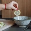 Du citron et du bicarbonate sur les parois de la douche : pourquoi c'est est plus efficace pour éliminer certaines traces ?
