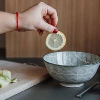 Du citron et du bicarbonate sur les parois de la douche : pourquoi c'est est plus efficace pour éliminer certaines traces ?