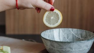 Du citron et du bicarbonate sur les parois de la douche : pourquoi c'est est plus efficace pour éliminer certaines traces ?