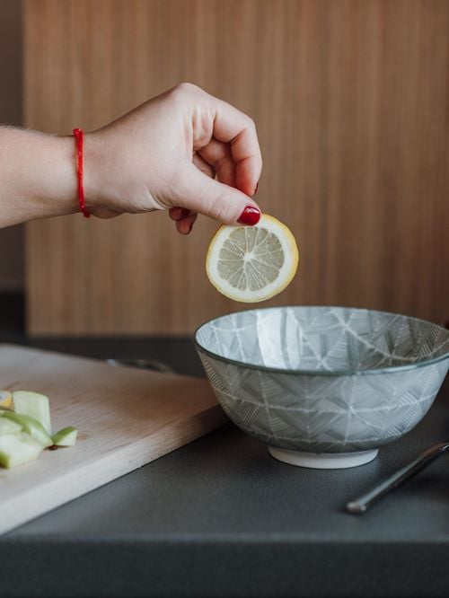 Du citron et du bicarbonate sur les parois de la douche : pourquoi c'est est plus efficace pour éliminer certaines traces ?