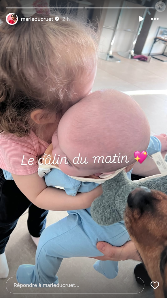 On y voit Victoire faire un "câlin de matin" à Constance... avec le 3e "enfant" de la famille, Pancake, qui s'incruste.

Capture d'écran de la story de Marie Ducruet sur Instagram de ses filles Victoire et Constance, et de son chien Pancake. 30/04/2025