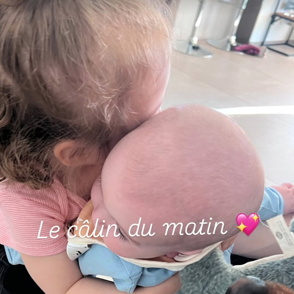 On y voit Victoire faire un "câlin de matin" à Constance... avec le 3e "enfant" de la famille, Pancake, qui s'incruste.

Capture d'écran de la story de Marie Ducruet sur Instagram de ses filles Victoire et Constance, et de son chien Pancake. 30/04/2025