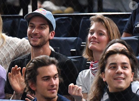 Constance Jablonski et son mari Matthias Dandois assistent au match de tennis de N.Djokovic lors des Rolex Paris Masters à l'Accor Arena le 2 novembre 2023. © Veeren / Bestimage