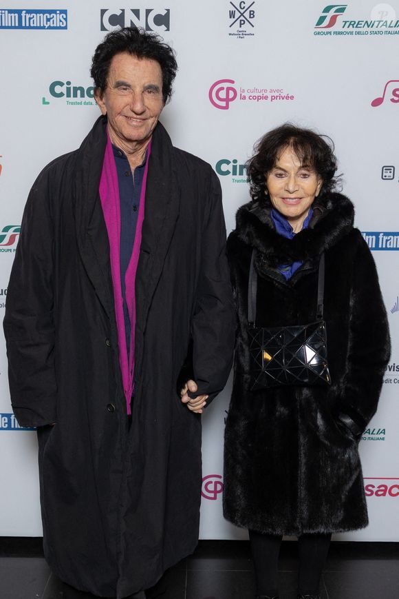 Si le fait que son nom apparaisse dans de nombreux échanges n'accrédite en rien la thèse de sa complicité dans les crimes sexuels, il a en revanche été avéré que les hommes s'échangeaient des services.

Jack Lang et Monique Lang assistent à la 31e cérémonie de remise des prix de la presse internationale à l'Institut du Monde Arabe le 18 janvier 2026 à Paris, France. Photo par Nasser Berzane/ABACAPRESS.COM