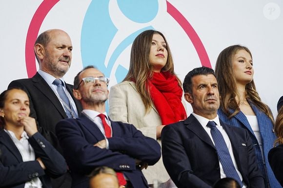 La princesse Sofia et la princesse Leonor d'Espagne avec le président de la Fédération espagnole de football Rafel Louzan (à gauche) lors de la finale de l'UEFA Women's Euro 2025 au St. Jakob-Park à Bâle, en Suisse, le 27 juillet 2025. Photo by Peter Byrne/PA Wire/ABACAPRESS.COM