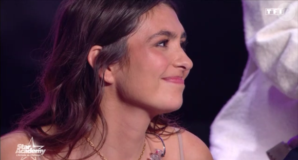 Ema décide de quitter l'aventure de la "Star Academy" et sauve Léane lors du prime du 14 novembre 2025, sur TF1.