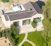 Dans un vlog publié le 6 septembre, la jeune femme de 29 ans a présenté l’intérieur, avec une cuisine en bois, une salle de sport, plusieurs chambres et des salles de bains en marbre.

Kylie Jenner est sur le point d’achever son immense demeure sur mesure de 1 670 m² à Hidden Hills, après six années de travaux se chiffrant en millions de dollars.

Backgrid USA / Bestimage
