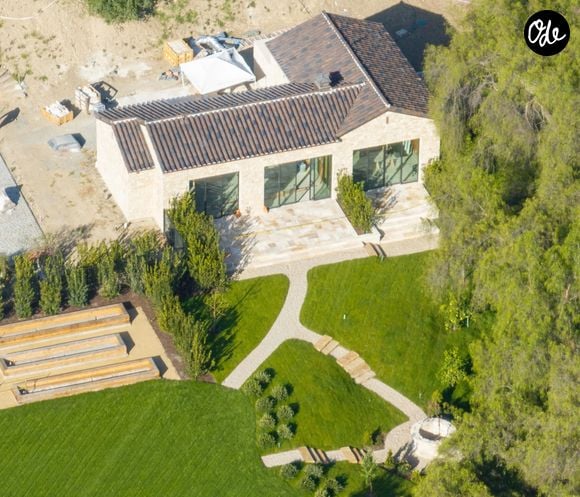 Dans un vlog publié le 6 septembre, la jeune femme de 29 ans a présenté l’intérieur, avec une cuisine en bois, une salle de sport, plusieurs chambres et des salles de bains en marbre.

Kylie Jenner est sur le point d’achever son immense demeure sur mesure de 1 670 m² à Hidden Hills, après six années de travaux se chiffrant en millions de dollars.

Backgrid USA / Bestimage