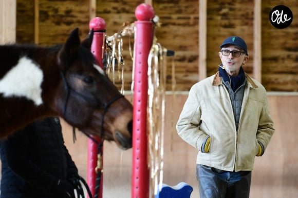 Thierry Lhermitte anime un atelier d'équithérapie et d'étologie à la maison Hope à Saint-Cergues en Haute Savoie le samedi 24 janvier 2026. © Romain Doucelin/Bestimage