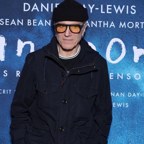 Daniel Day-Lewis était de passage à Paris pour la sortie de son nouveau film "Anémone", en salle le 25 mars prochain.

Daniel Day-Lewis lors de l'avant-première du film "Anémone" au Pathé Palace, le 23 février 2026 à Paris.

Photo : Denis Guignebourg / Bestimage