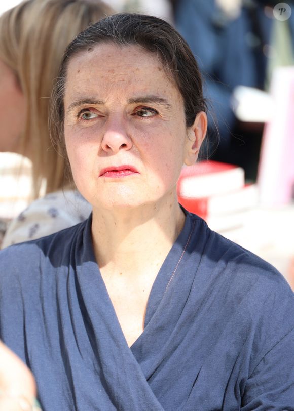 Amelie Nothomb  - Festival du Livre de Paris 2025 au Grand Palais à Paris le 11 avril 2025.
© Denis Guignebourg / Bestimage