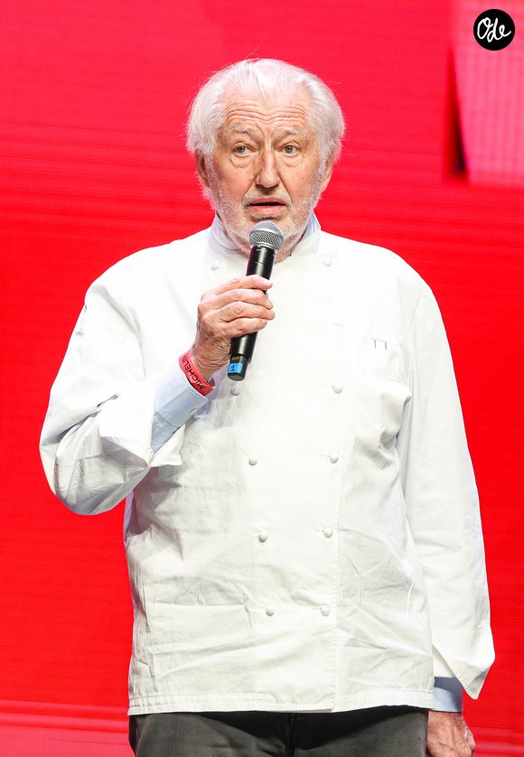 La bande dessinée, co-scénarisée avec Gautier Battistella et dessinée par Martin Veyron, retrace justement cette trajectoire entre débuts, épreuves et consécration.

Pierre Gagnaire (sacré Chef Mentor) lors de la cérémonie de remise des étoiles Michelin au Grimaldi Forum de Monaco, le 16 mars 2026. 1 étoile, 7 nouveaux 2 étoiles et 1 nouveau 3 étoiles pour l'édition 2026. © Claudia Albuquerque/Bestimage