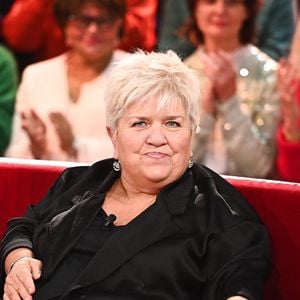 Puis de conclure : "Comme je fais partie des anciens, je vois arriver la nouvelle génération, je leur dis qu'ils peuvent me tutoyer".

Exclusif - Mimie Mathy - Enregistrement de l'émission Vivement dimanche au studio Rive Gauche à Paris, présentée par Michel Drucker, le 4 février 2025, sur France 3. © Guillaume Gaffiot/Bestimage