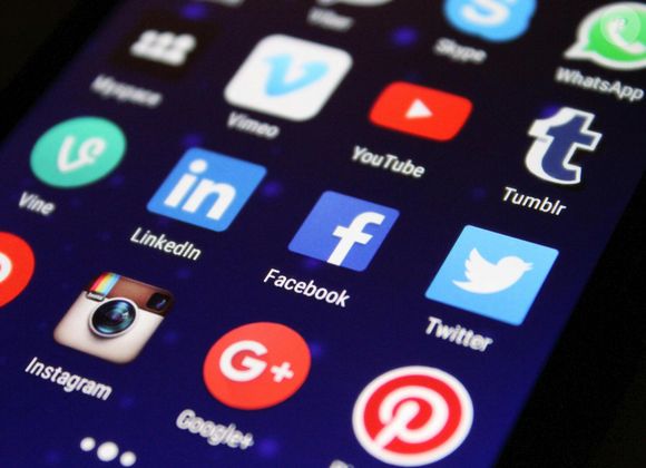 Les réseaux sociaux et les smartphones renforcent cette quête permanente de réponses immédiates.

Photo prise sur Pixabay