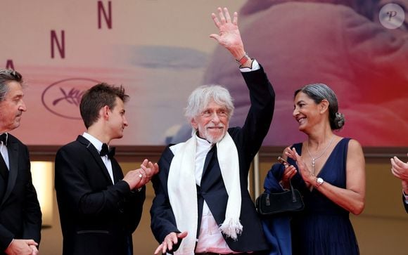 Louis-Do de Lencquesaing, Timi-Joy Marbot, Pierre Richard et sa femme Ceyla Lacerda - Montée des marches du film « La venue de l’avenir » lors du 78ème Festival International du Film de Cannes, au Palais des Festivals à Cannes. Le 22 mai 2025
© Jacovides-Moreau / Bestimage